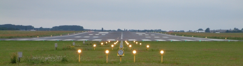 photo of approach lights and runway Rwy_Apprch_End_Banner.jpg